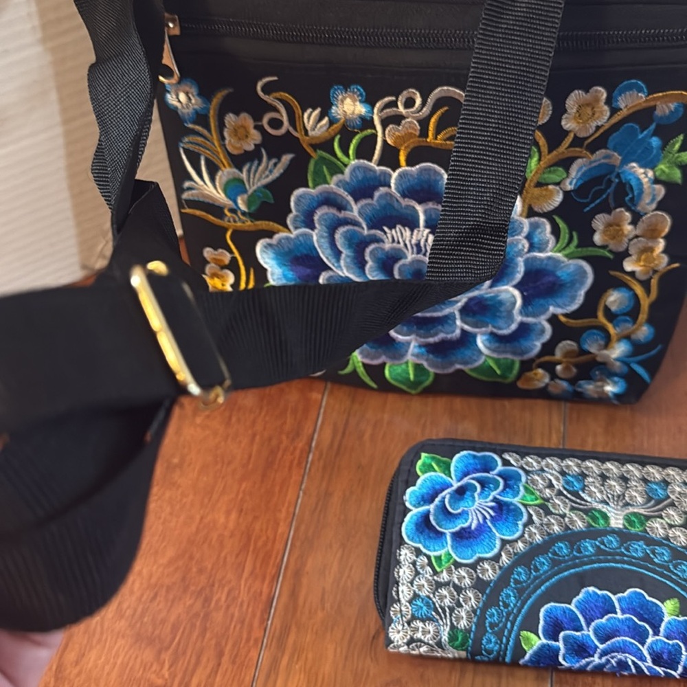 Women’s Double sided Embroidered Floral Crossbody Bag purse and Wallet Set NWOT - Picture 5 of 12